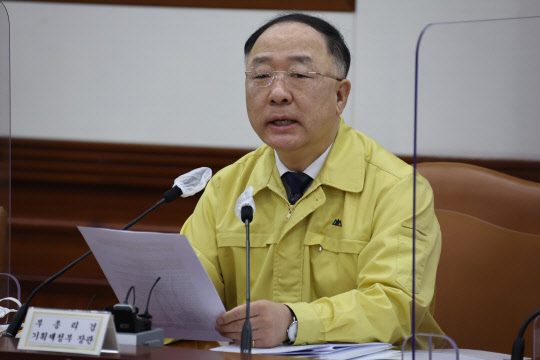 홍남기 경제부총리 겸 기획재정부 장관이 30일 정부서울청사에서 열린 '제51차 비상경제 중앙대책본부회의'에서 발언하고 있다. <연합뉴스>